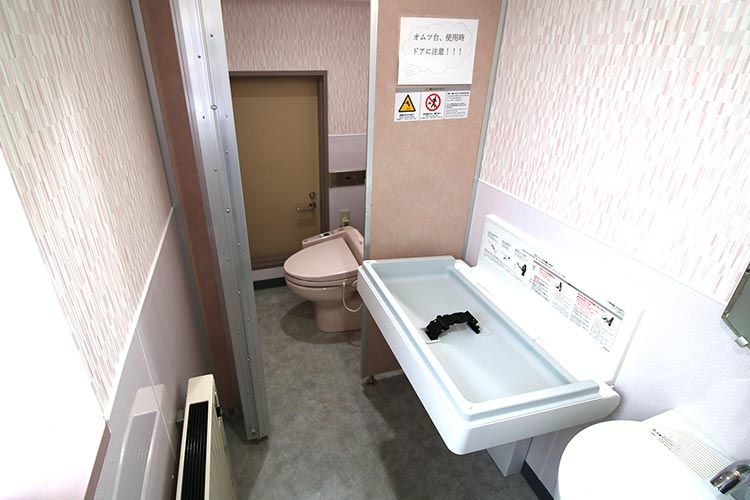 オムツ交換台付トイレ